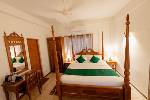 Bed, Photo of the whole room, Bedroom, fireplace, hair dresser, wardrobe