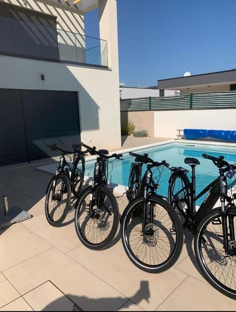 Jlo 2 mit 4 E-Bikes Villa in Fažana