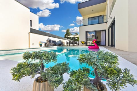 Jlo 2 mit 4 E-Bikes Villa in Fažana