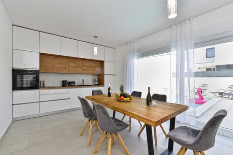 Jlo 2 mit 4 E-Bikes Villa in Fažana