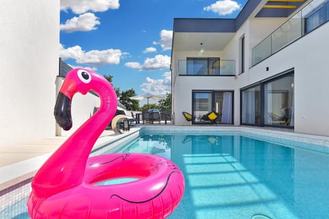 Jlo 2 mit 4 E-Bikes Villa in Fažana