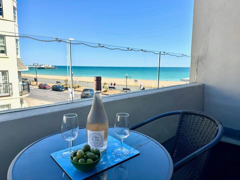 Day, Natural landscape, View (from property/room), Balcony/Terrace, Dining area, Beach, Sea view, Drinks