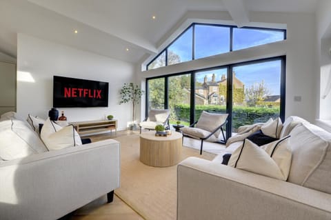 Communal lounge/ TV room, TV and multimedia, Living room