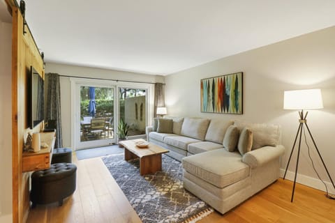 Two Kings Double & Bunk Bed Sleep 8 w Beach Gear & Bike Rentals Harbourtown Pool House in Hilton Head Island