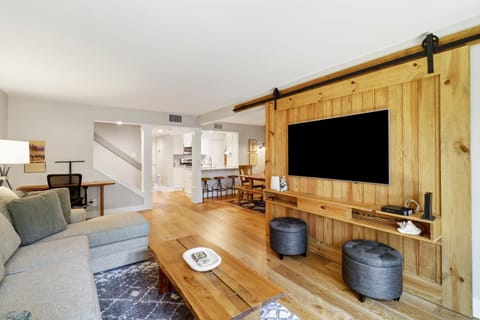 Two Kings Double & Bunk Bed Sleep 8 w Beach Gear & Bike Rentals Harbourtown Pool House in Hilton Head Island