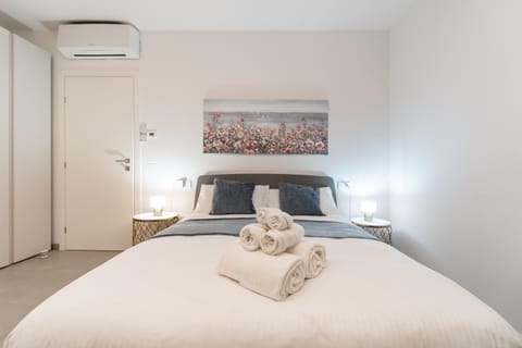 Bed, Photo of the whole room, towels