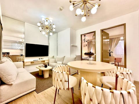 Communal lounge/ TV room, TV and multimedia, Living room, Dining area, Evening entertainment