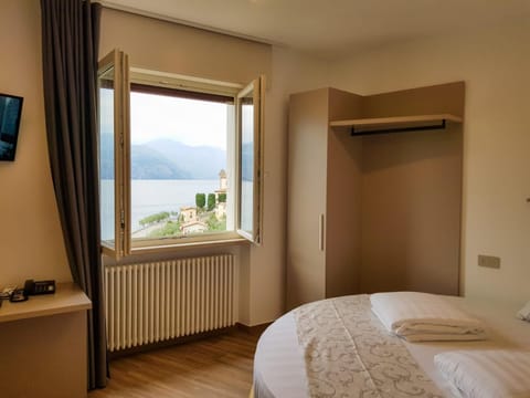 Bed, Photo of the whole room, Lake view