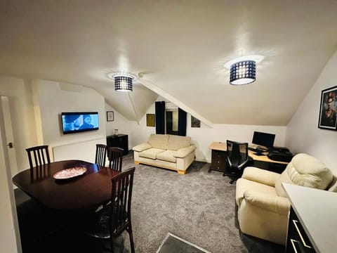 1 Luxe Exec Bedroom Apt Derby Apartment in Derby