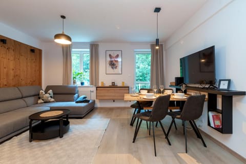 TV and multimedia, Kitchen or kitchenette, Living room, Seating area, Dining area