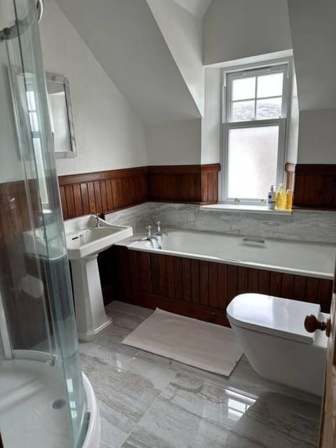 Shower, Toilet, Bathroom, Bath