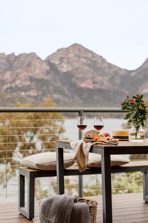 Natural landscape, Balcony/Terrace, Living room, Seating area, Dining area, Mountain view