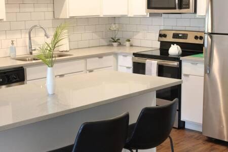 4 mi to Jack Thrice Stadium + hot tub Apartment in Ames