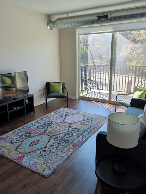 4 mi to Jack Thrice Stadium + hot tub Apartment in Ames