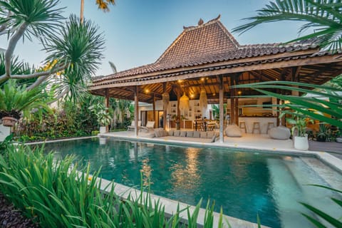 Property building, Patio, Day, Garden, Garden view, Pool view, Swimming pool, sunbed