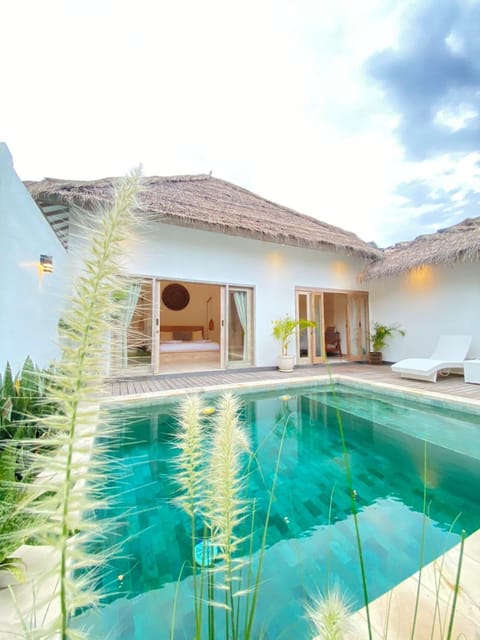 Property building, Patio, Day, Garden, Bedroom, Garden view, Pool view, Swimming pool, sunbed