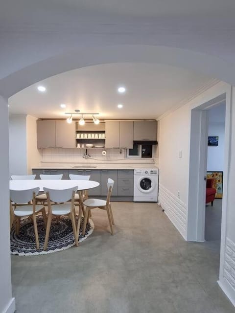 Kitchen or kitchenette, Dining area
