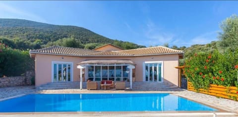 Property building, Day, Natural landscape, Mountain view, Pool view, Swimming pool, sunbed