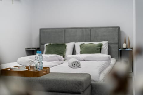 Bed, Bedroom, towels