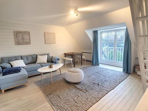Living room, Seating area, bunk bed