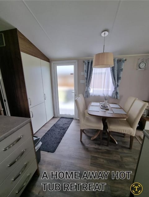 A HOME AWAY HOT TUB RETREAT AT Tattershall lakes country park Resort in Tattershall