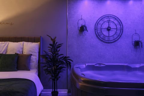 Bed, Night, Hot Tub, Other, Decorative detail, Bedroom