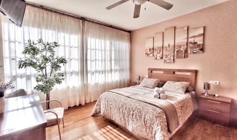 Bed, TV and multimedia, Photo of the whole room, Bedroom