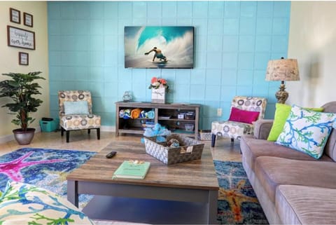 Property building, Communal lounge/ TV room, TV and multimedia, Living room, Seating area