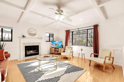 King Suite, 5 Queen beds Spacious Modern Home House in Castro Valley