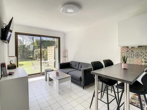 Communal lounge/ TV room, TV and multimedia, Living room, Dining area