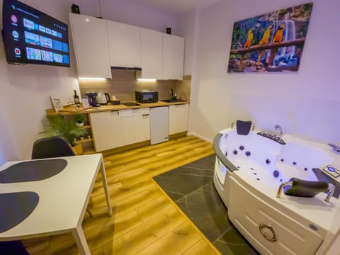Hot Tub, TV and multimedia, Kitchen or kitchenette