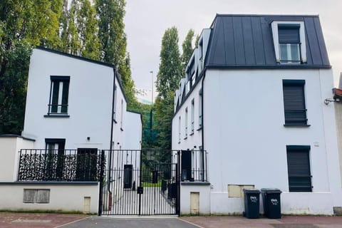 Saint-Maurice face au bois de Vincennes Apartment in Paris