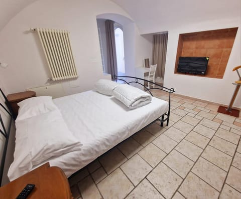 TV and multimedia, Photo of the whole room, Bedroom