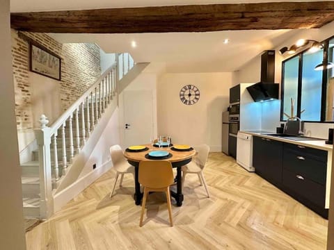 Kitchen or kitchenette, Dining area, dishwasher, pet friendly, stove