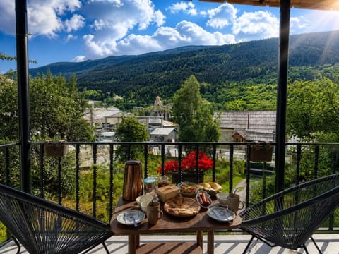 Day, View (from property/room), Balcony/Terrace, Dining area, Food, Mountain view