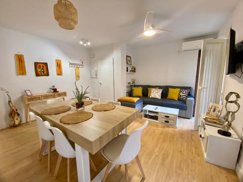 TV and multimedia, Balcony/Terrace, Dining area, Family, air conditioner