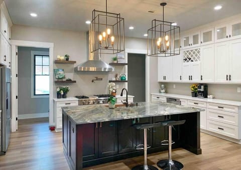 Waterfront 5BD/5BA Dock & 9P-Hottub House in Lake Keowee