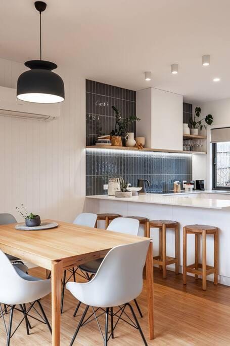 Convenient luxury home, minutes to CBD + hospital House in Launceston