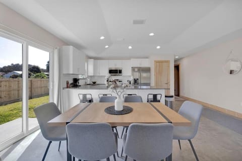 Butler Beach Bliss Modern Beach Vacation Home House in Butler Beach