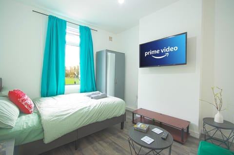 Communal lounge/ TV room, Bed, TV and multimedia, Photo of the whole room, Bedroom