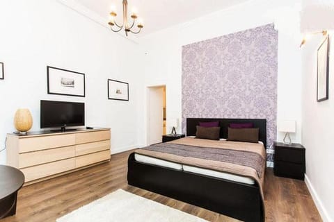 TV and multimedia, Photo of the whole room, Bedroom