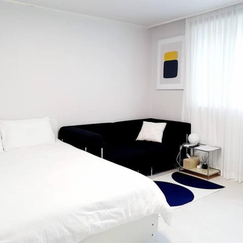 Bed, TV and multimedia, Bedroom