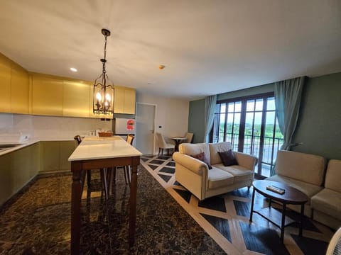 Living room, Photo of the whole room, Seating area, Dining area