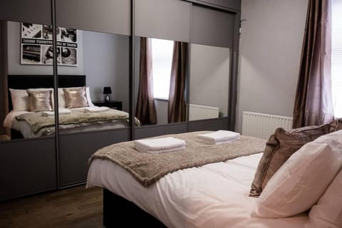 Bed, Bedroom, towels