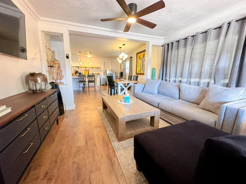 2BR Apt 4 mins to OCU Monthly 20 Off #19A House in Oklahoma City