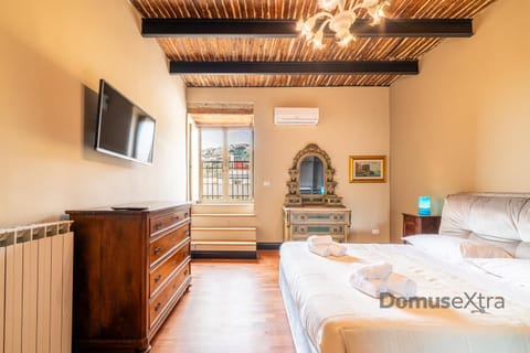 Bed, TV and multimedia, Photo of the whole room, Bedroom, wardrobe