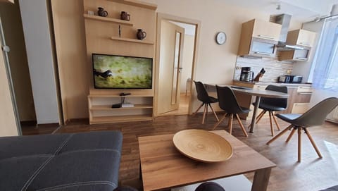 Communal lounge/ TV room, Kitchen or kitchenette, Seating area, minibar, pet friendly, stove