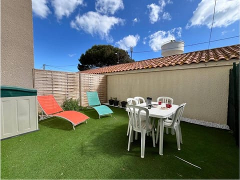 Patio, Garden, Garden view, sunbed