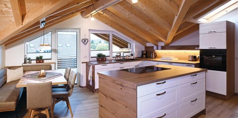 Kitchen or kitchenette, Seating area, Dining area, minibar, stove