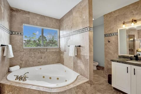 Hot Tub! Roof Top! Firepit! Boat Dock! House in Dania Beach